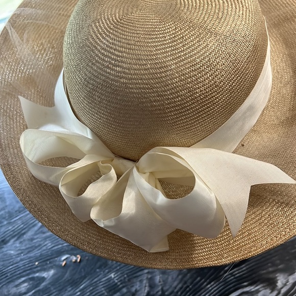 Beige hat with cream bow - Picture 2 of 4